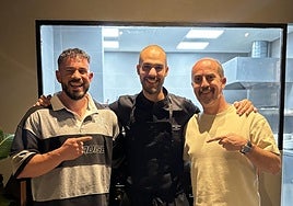 Samuel Hernández, propietario de Cala, junto a CenandoconPablo y su acompañante.