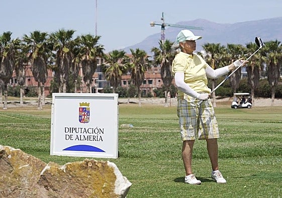 Una concursante en el Trofeo Albatros, celebrado en Playa Serena, analiza la calle para golpear.
