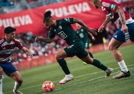Luis Javier Suárez enfrentándose al Granada