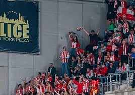 Aficionados del Almería en la 'Tacita de plata' en Cádiz.
