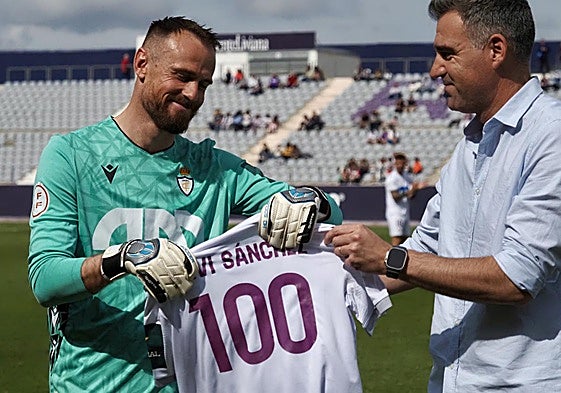Javi Sánchez recibe de manos de Fran Anera una camiseta por sus cien partidos de blanco.