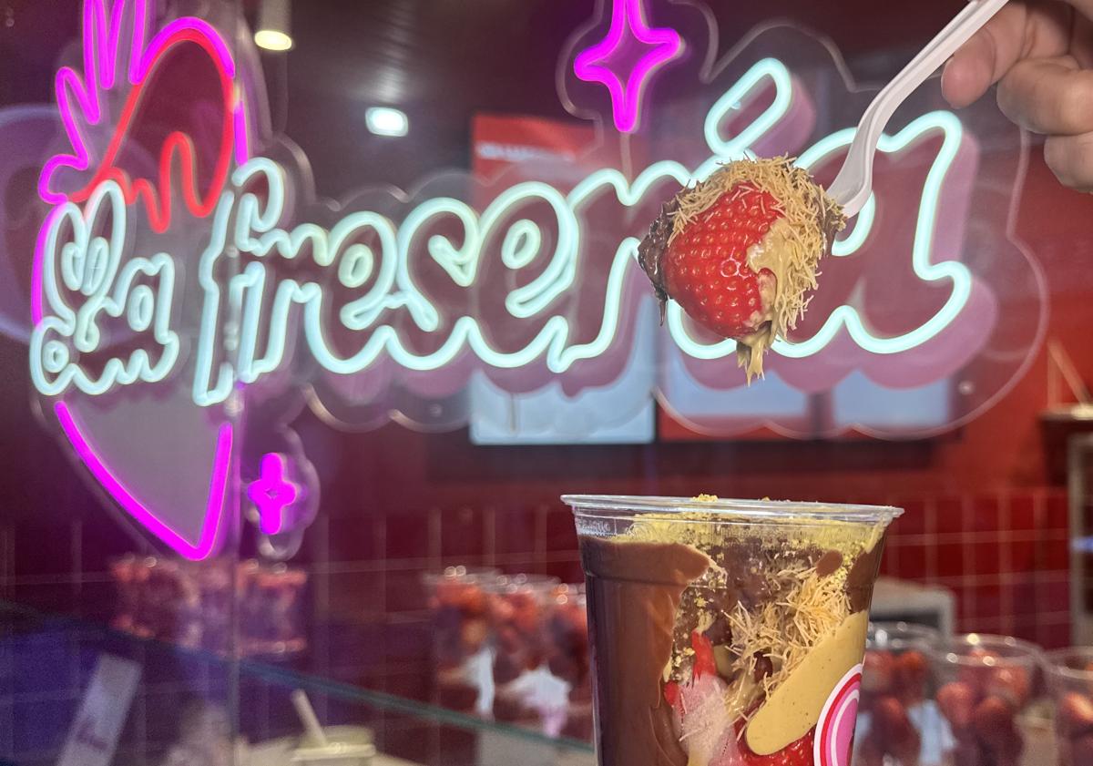 Imagen principal - El fenómeno de las fresas premium llega al centro de Granada: «Son diferentes y únicas»