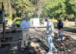 Visita del alcalde a uno de los parques.