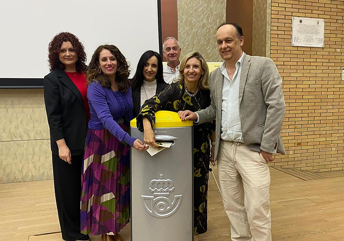 Carmen de Burgos, imagen de las nuevas tarjetas prefranquedas de Correos