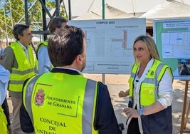 La alcaldesa de Granada, Marifrán Carazo, revisa las obras del ferial, este miércoles.