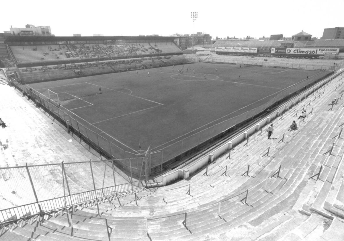 Fotografía durante el último partido del Granada en el viejo Los Cármenes, en 1995.