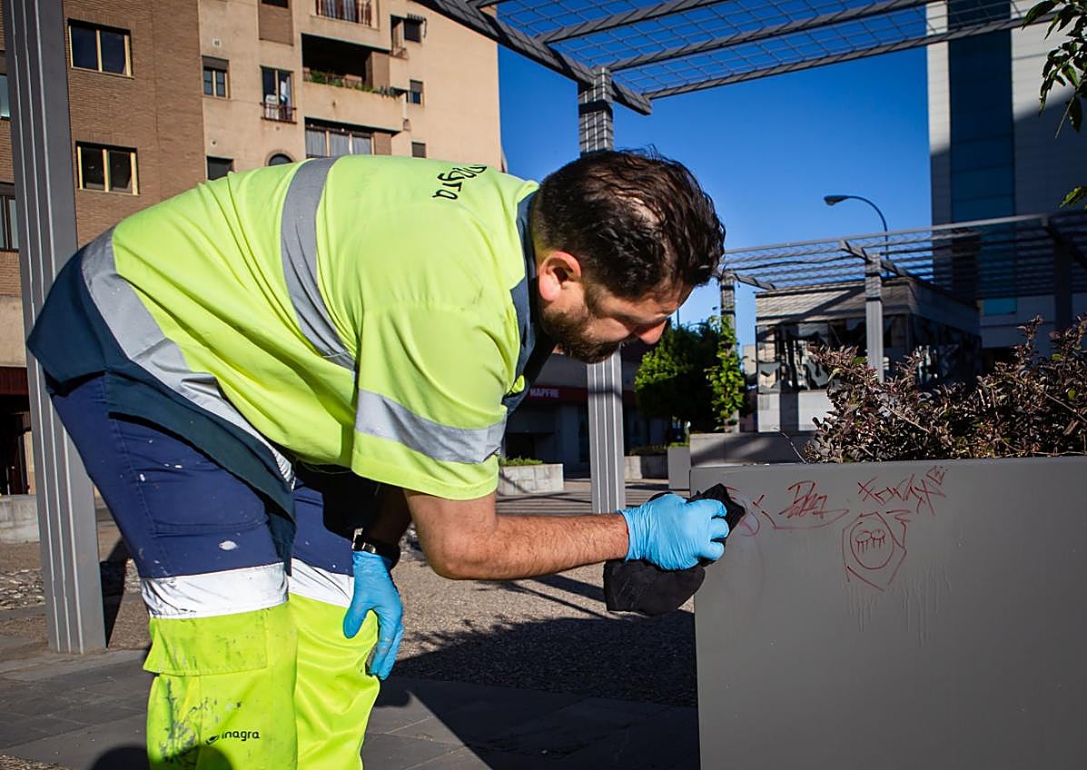 Imagen secundaria 1 - Limpieza de la plaza Gerardo Cuerva. 