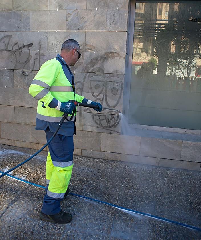 Imagen secundaria 2 - Limpieza de la plaza Gerardo Cuerva. 