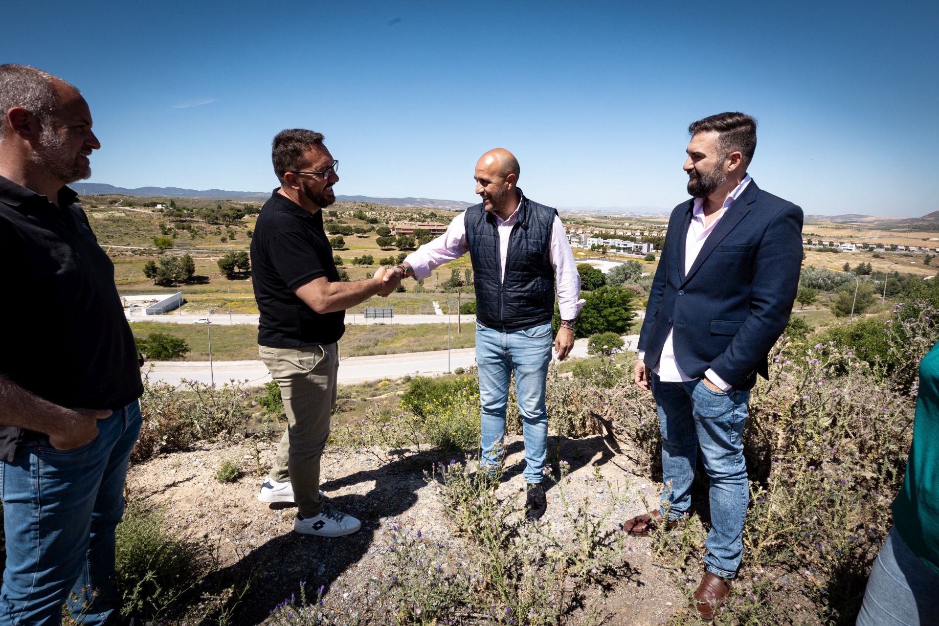 Imagen principal - Los miembros de la entidad de conservación que aglutina a los propietarios y el alcalde, junto a miembros de su gobierno, en el inicio de las obras que culminarán la urbanización Santa Clara. En la imagen central, una de las viviendas que se están ya construyendo.