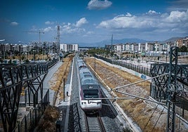 El AVE, a su salida de la ciudad por la Chana.