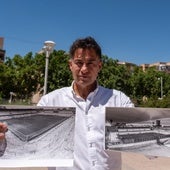 Roberto Valverde posa con dos fotografías del viejo Los Cármenes en su ubicación actual.