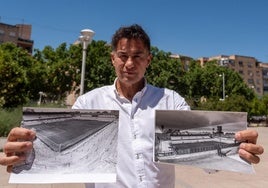 Roberto Valverde posa con dos fotografías del viejo Los Cármenes en su ubicación actual.