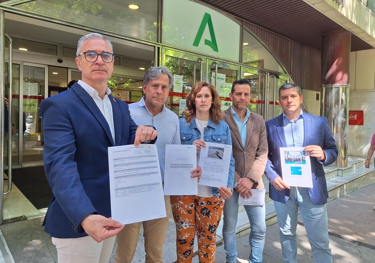 Camacho y otros miembros del PP con el escrito.