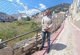 El concejal José María Cano, en el solar que se cederá a la UJA.