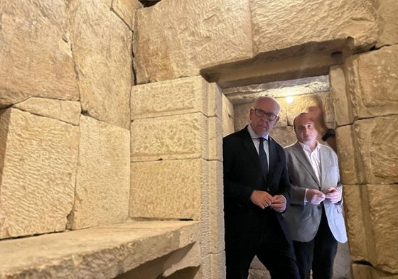 Jesús Estrella y José Ayala durante la visita a la Cámara Sepucral de Toya.