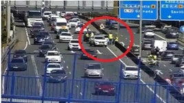 Un coche sale volando, se salta la mediana y cae sobre otros vehículos en Sevilla