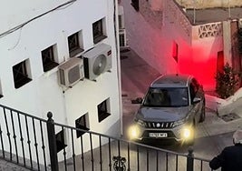 Coche atrapado en Almáchar.