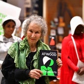 La escritora Margaret Atwood con uno de sus libros.