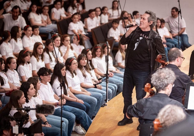 Miguel Ríos, la Orquesta Ciudad de Granada y 1.600 niños y jóvenes cantan por la paz