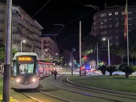 El tranvía, en su recorrido de pruebas entrando en la plaza Jaén por la Paz.