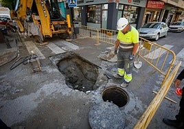 Rotura de una tubería de agua en calle Conde Cifuentes..
