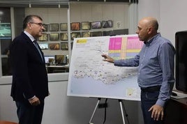 El subdelegado del Gobierno en Granada, José Antonio Montilla, ha visitado el Centro de Control de Túneles de La Herradura