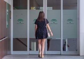 Imagen de archivo de una paciente entrando a un centro de salud.