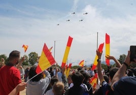 Público disfrutando de los helicópteros en el aire.
