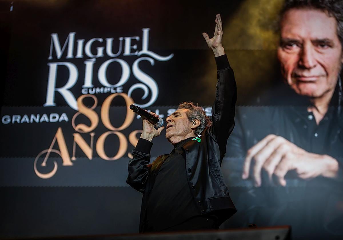 Miguel Ríos, en el concierto por su 80 cumpleaños, en Granada.