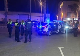 Agentes junto al vehículo tras la persecución en Roquetas de Mar.