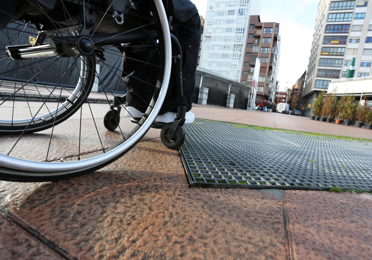 Finge ser discapacitado para robar en silla de ruedas en una tienda de granada | ideal