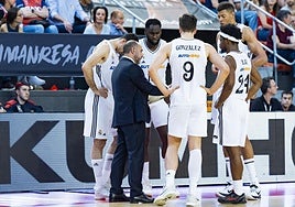 Chus Mateo da instrucciones a un quinteto con Feliz, Abalde, Hugo, Garuba y Tavares.