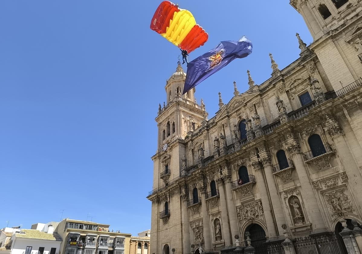 Imagen principal - Las banderas de España y Jaén conquistan el cielo en el desfile del Ejército del Aire