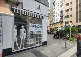 Escaparate de Lalá, en la calle Javier Sanz 12, con el cartel de liquidación por cierre.