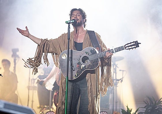 Manuel Carrasco durante el concierto de este viernes en la Plaza de Toros de Granada.