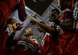 Jonathan Rousselle expresa su opinión durante un 'cónclave' del Covirán en un tiempo muerto improvisado en el parqué.