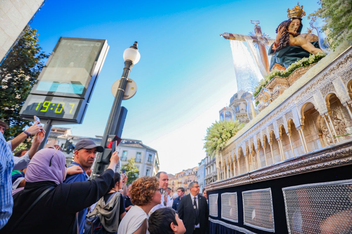 Las imágenes de una procesión histórica: la Alhambra desde Catedral a su templo