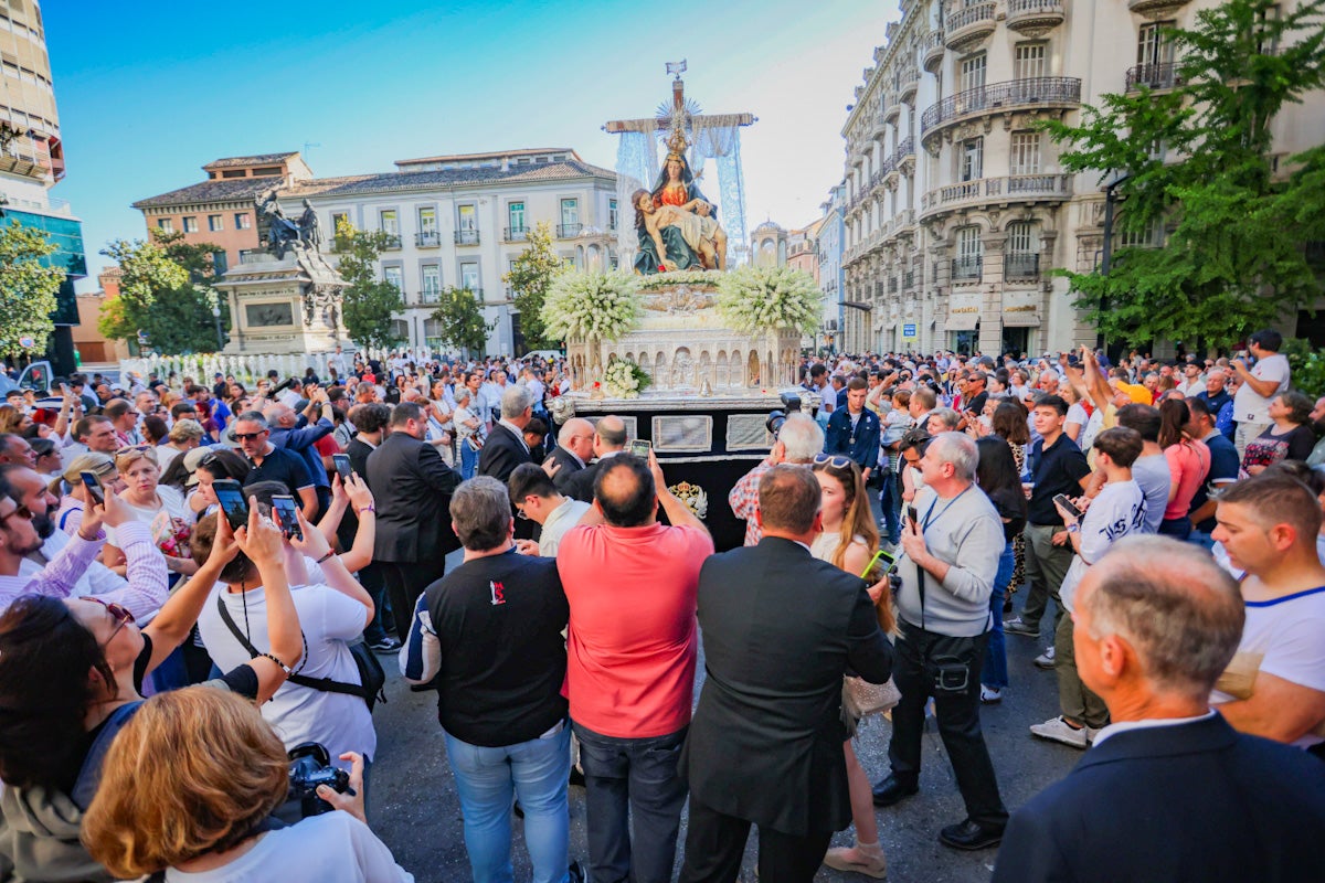 Las imágenes de una procesión histórica: la Alhambra desde Catedral a su templo