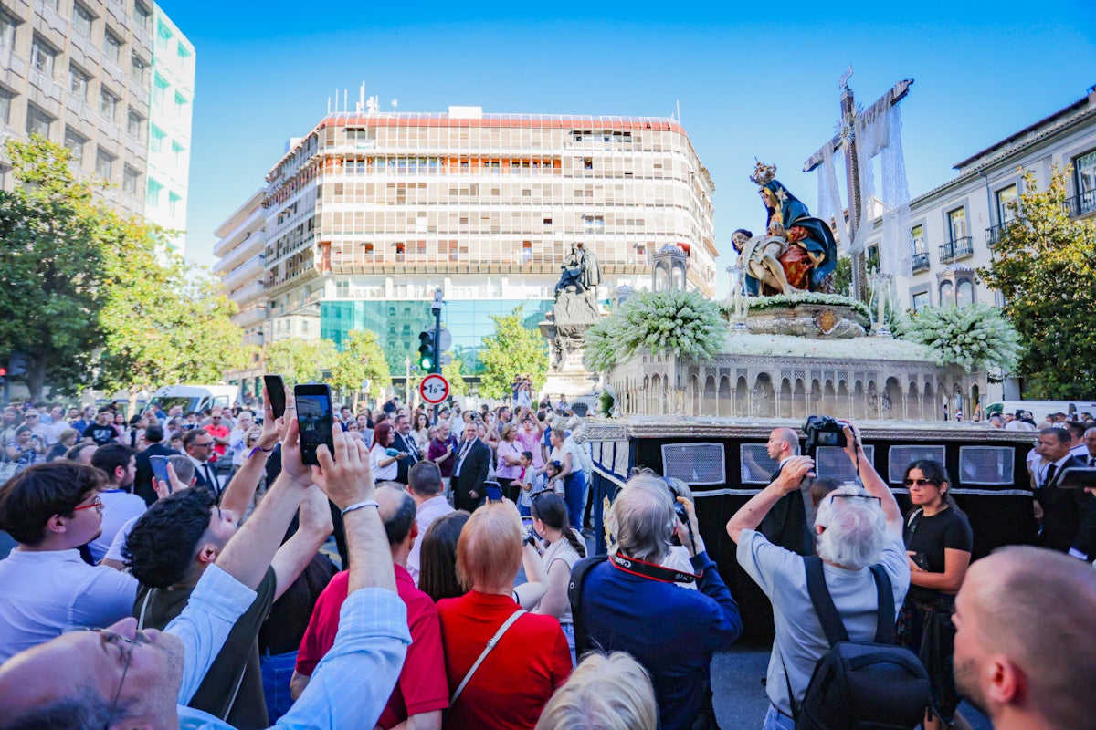 Las imágenes de una procesión histórica: la Alhambra desde Catedral a su templo