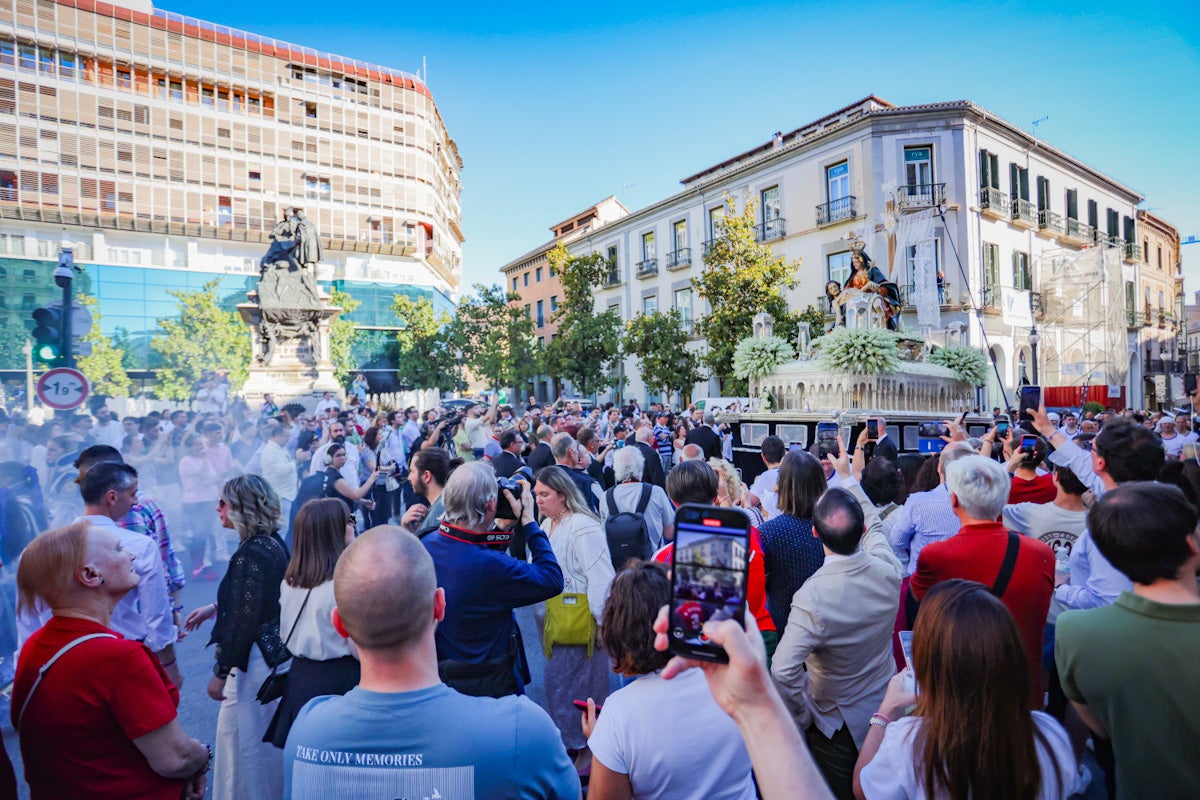 Las imágenes de una procesión histórica: la Alhambra desde Catedral a su templo