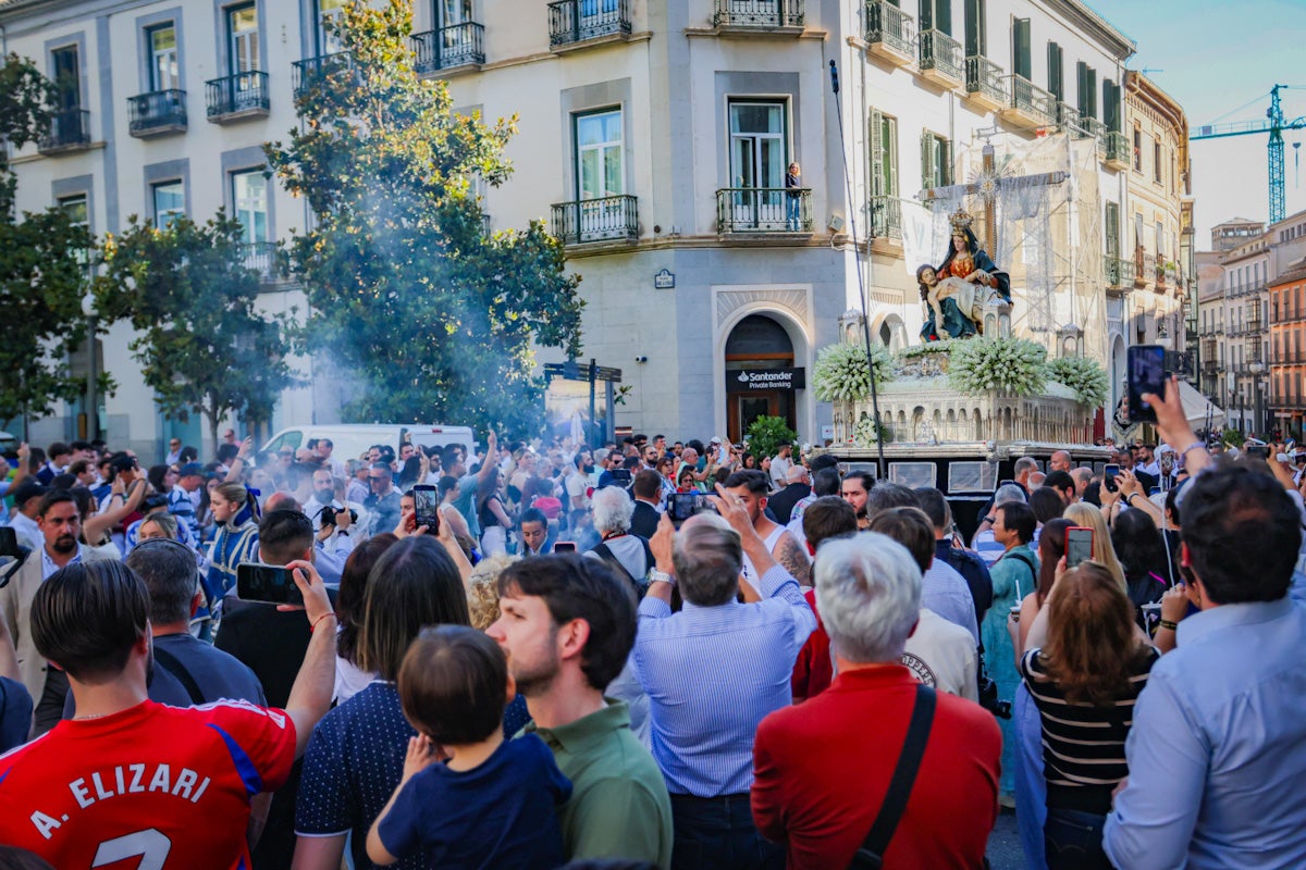 Las imágenes de una procesión histórica: la Alhambra desde Catedral a su templo