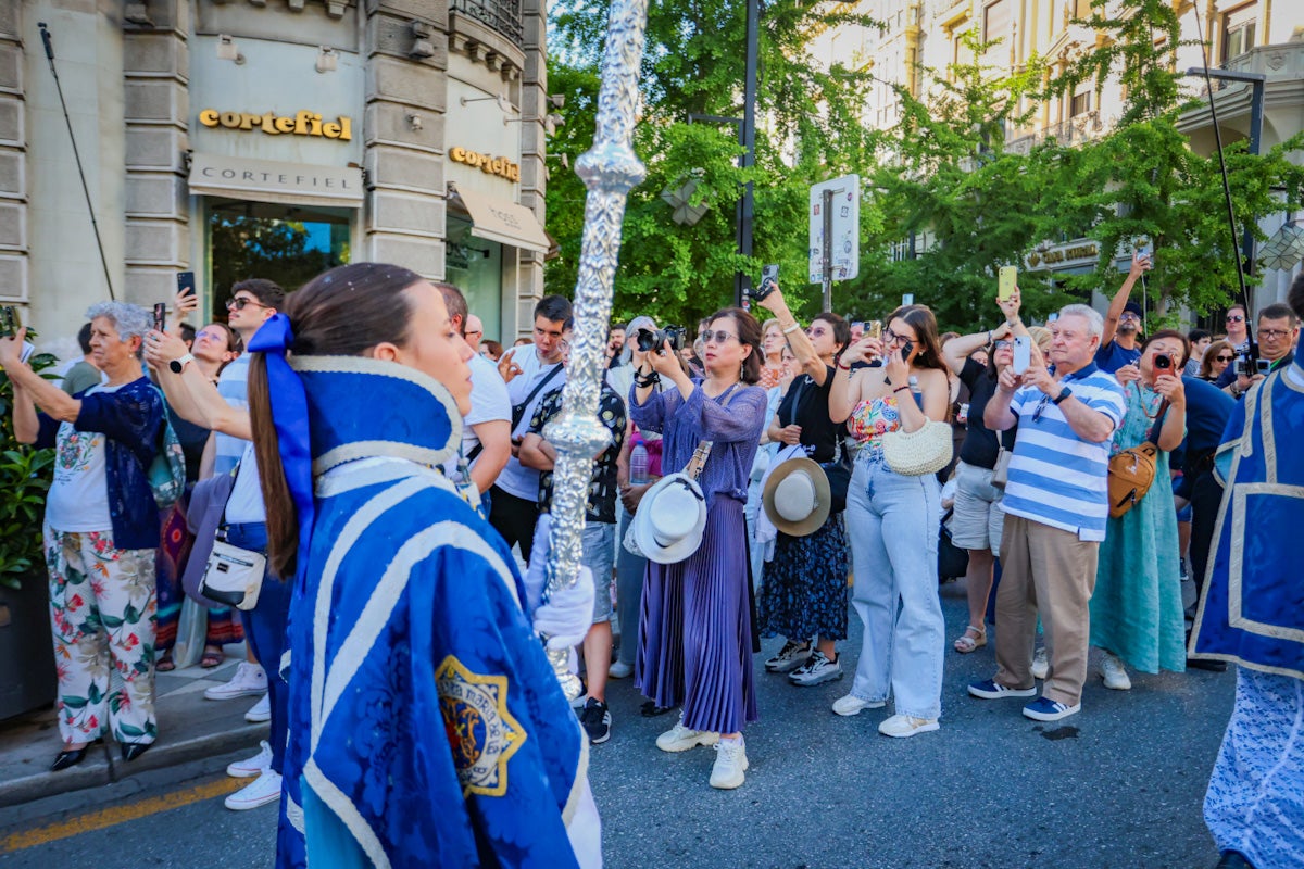 Las imágenes de una procesión histórica: la Alhambra desde Catedral a su templo