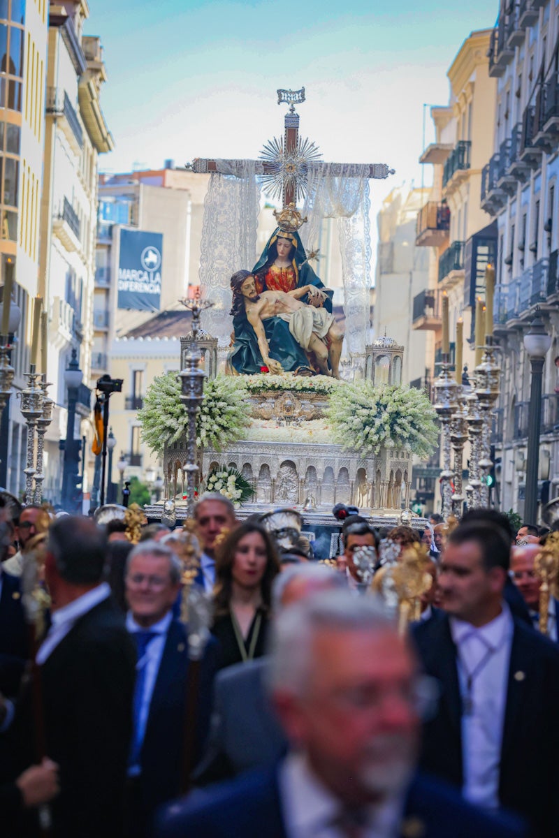 Las imágenes de una procesión histórica: la Alhambra desde Catedral a su templo