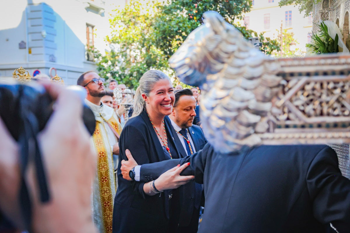 Las imágenes de una procesión histórica: la Alhambra desde Catedral a su templo