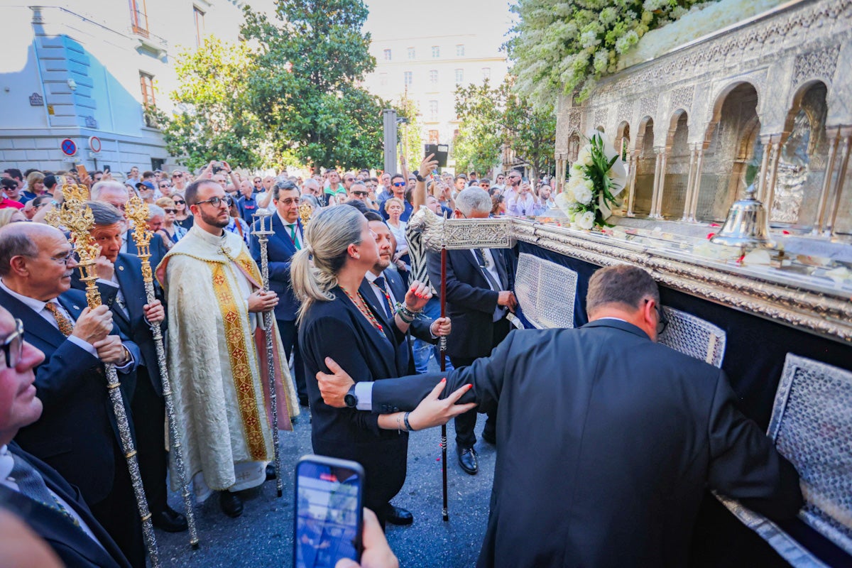 Las imágenes de una procesión histórica: la Alhambra desde Catedral a su templo