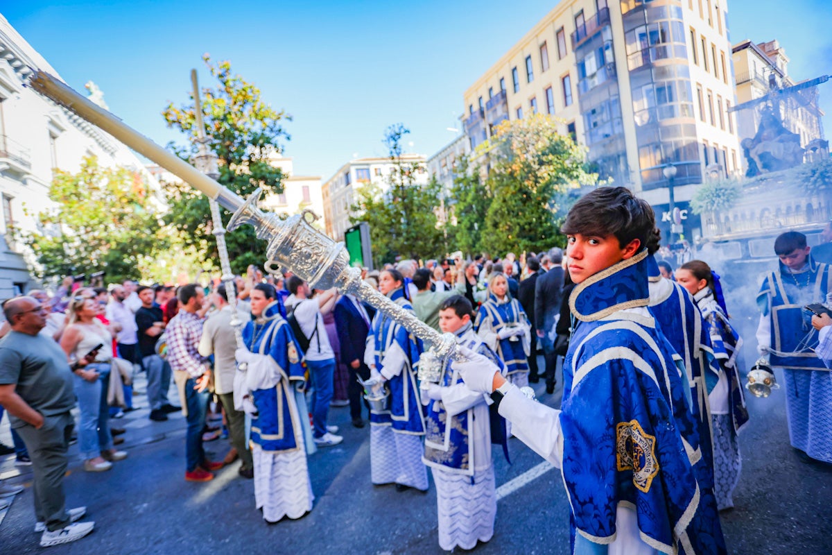 Las imágenes de una procesión histórica: la Alhambra desde Catedral a su templo
