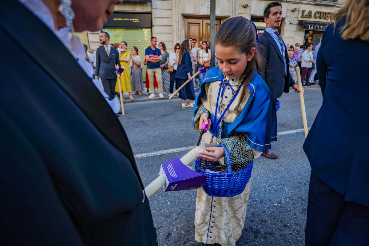 Las imágenes de una procesión histórica: la Alhambra desde Catedral a su templo