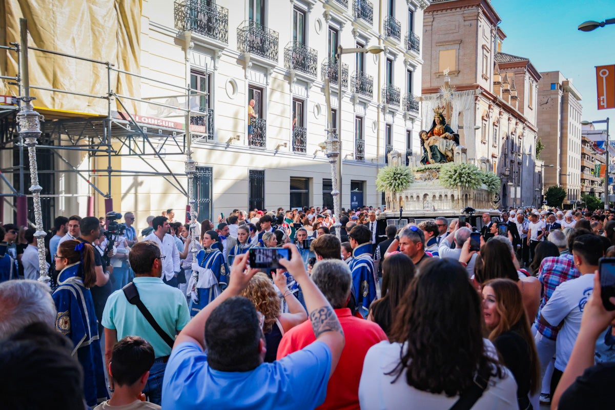 Las imágenes de una procesión histórica: la Alhambra desde Catedral a su templo