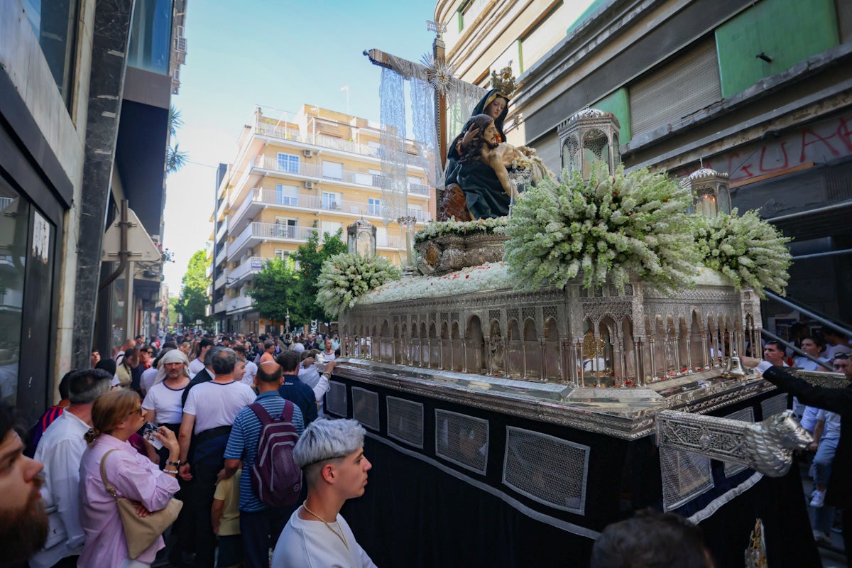 Las imágenes de una procesión histórica: la Alhambra desde Catedral a su templo