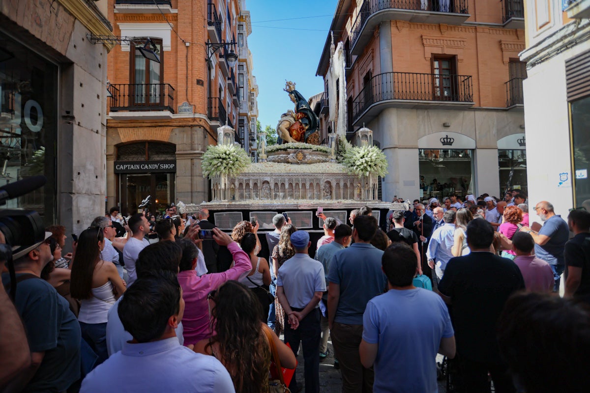 Las imágenes de una procesión histórica: la Alhambra desde Catedral a su templo